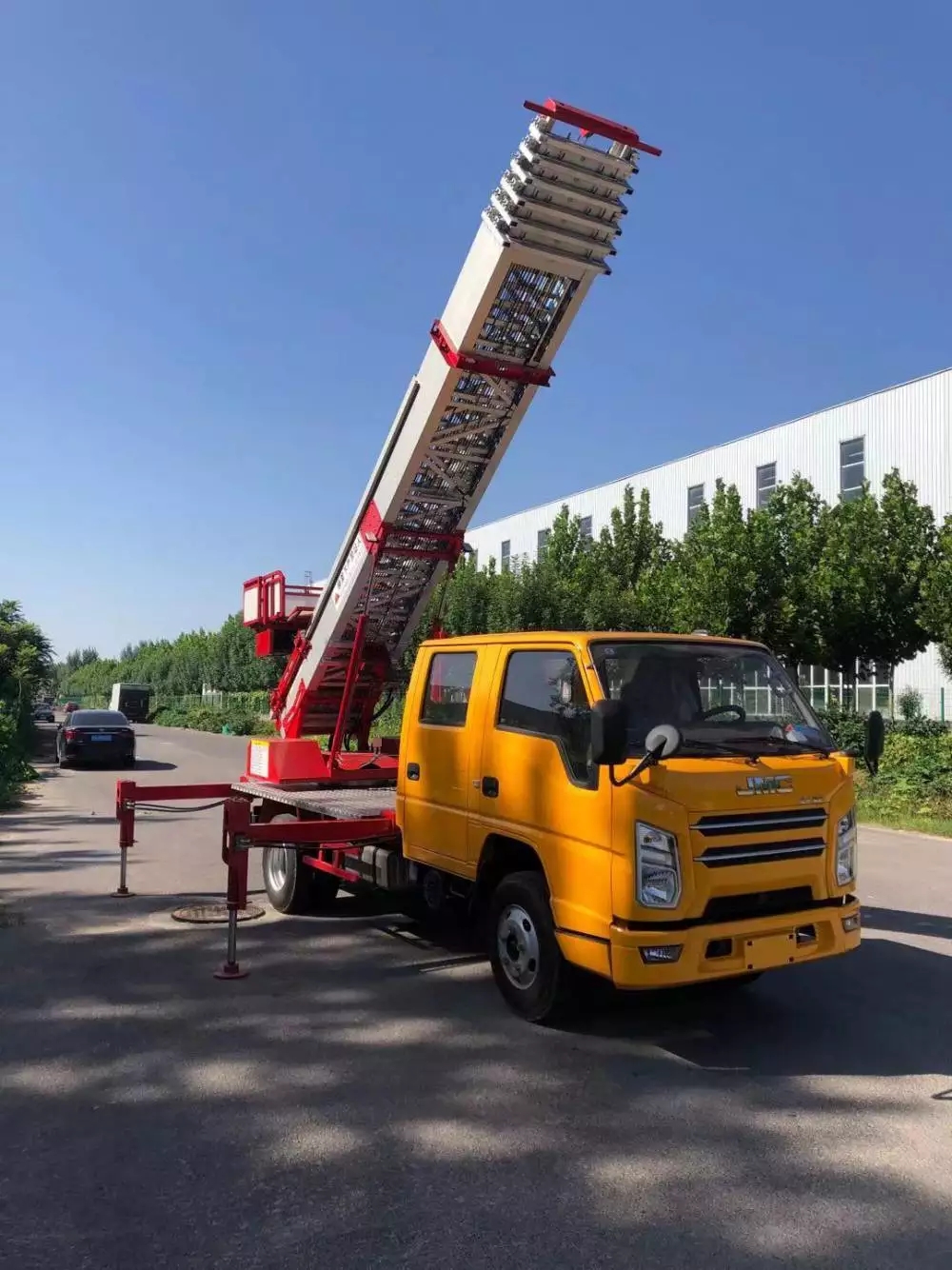 黄埔附近的云梯车出租服务：轻松解决高空作业需求